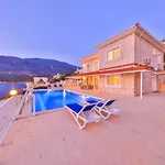 La Kumsal Denize Sifir Ve Oezel Havuzlu Kaş