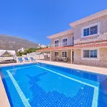 La Kumsal Denize Sifir Ve Oezel Havuzlu Szálloda 4*
