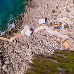 La Kumsal Denize Sifir Ve Oezel Havuzlu