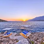 La Kumsal Denize Sifir Ve Oezel Havuzlu Szálloda Kaş