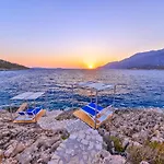 La Kumsal Denize Sifir Ve Oezel Havuzlu Szálloda Kaş