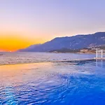 La Kumsal Denize Sifir Ve Oezel Havuzlu 4*