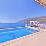 La Kumsal Denize Sifir Ve Oezel Havuzlu 4*