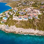La Kumsal Denize Sifir Ve Oezel Havuzlu Szálloda 4*