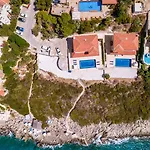 La Kumsal Denize Sifir Ve Oezel Havuzlu Szálloda