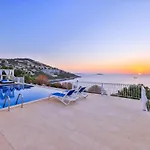 La Kumsal Denize Sifir Ve Oezel Havuzlu Szálloda 4*