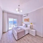 La Kumsal Denize Sifir Ve Oezel Havuzlu Kaş