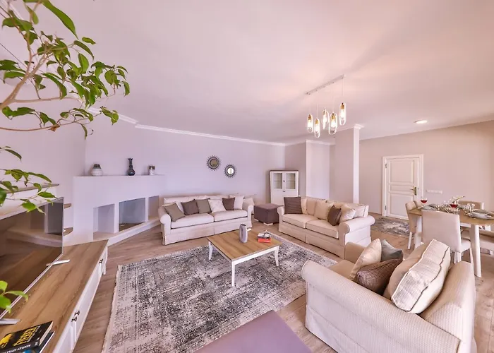 La Kumsal Denize Sifir Ve Oezel Havuzlu Kaş