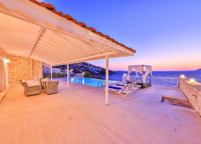 La Kumsal Denize Sifir Ve Oezel Havuzlu Hotel 4*