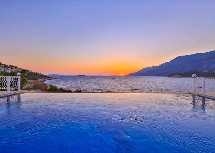 La Kumsal Denize Sifir Ve Oezel Havuzlu 4* Kaş