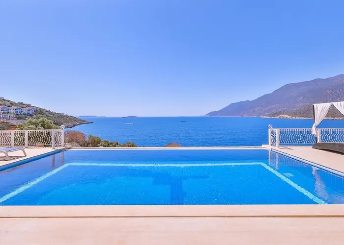 La Kumsal Denize Sifir Ve Oezel Havuzlu 4*