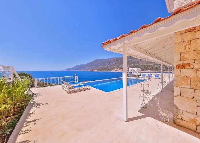 La Kumsal Denize Sifir Ve Oezel Havuzlu 4* Kaş