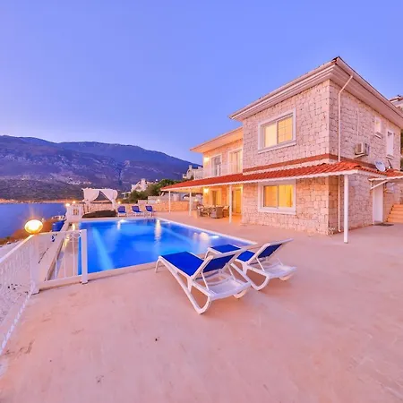 La Kumsal Denize Sifir Ve Oezel Havuzlu Kaş