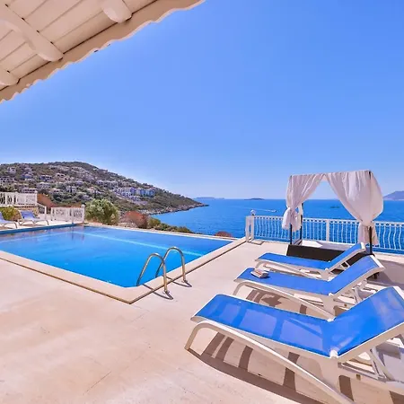 La Kumsal Denize Sifir Ve Oezel Havuzlu