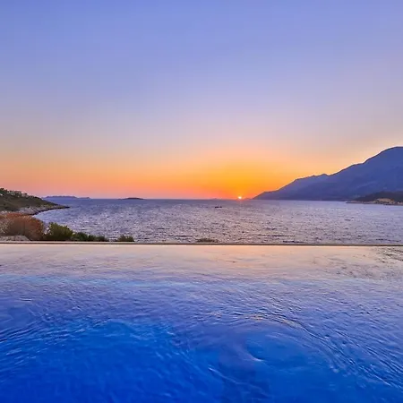 La Kumsal Denize Sifir Ve Oezel Havuzlu 4* Kaş