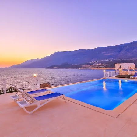 La Kumsal Denize Sifir Ve Oezel Havuzlu Otel Kaş