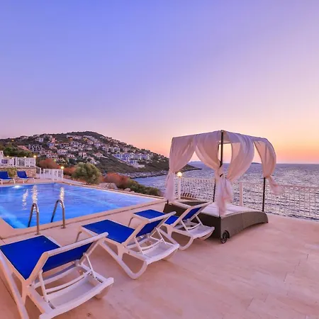 La Kumsal Denize Sifir Ve Oezel Havuzlu Otel Kaş