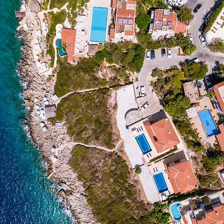 La Kumsal Denize Sifir Ve Oezel Havuzlu Otel