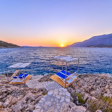 La Kumsal Denize Sifir Ve Oezel Havuzlu Otel Kaş