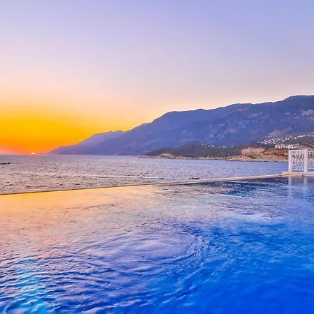 La Kumsal Denize Sifir Ve Oezel Havuzlu 4*