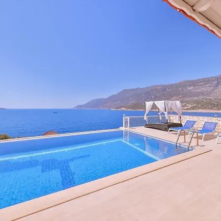 La Kumsal Denize Sifir Ve Oezel Havuzlu 4*