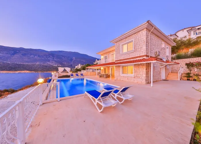 La Kumsal Denize Sifir Ve Oezel Havuzlu Kaş