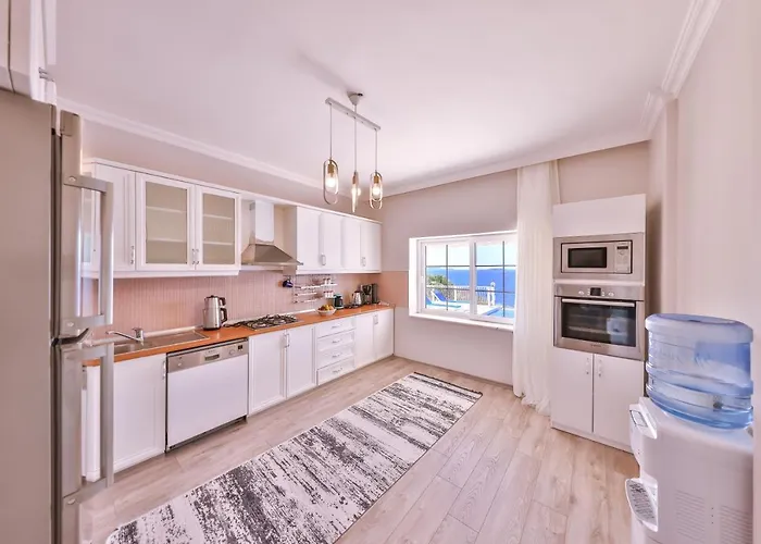 La Kumsal Denize Sifir Ve Oezel Havuzlu