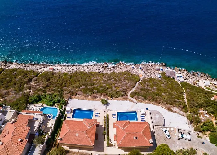 La Kumsal Denize Sifir Ve Oezel Havuzlu Szálloda