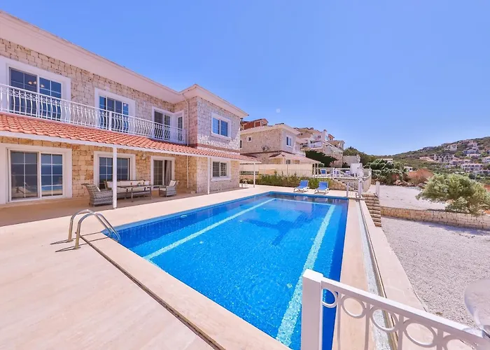 La Kumsal Denize Sifir Ve Oezel Havuzlu 4*