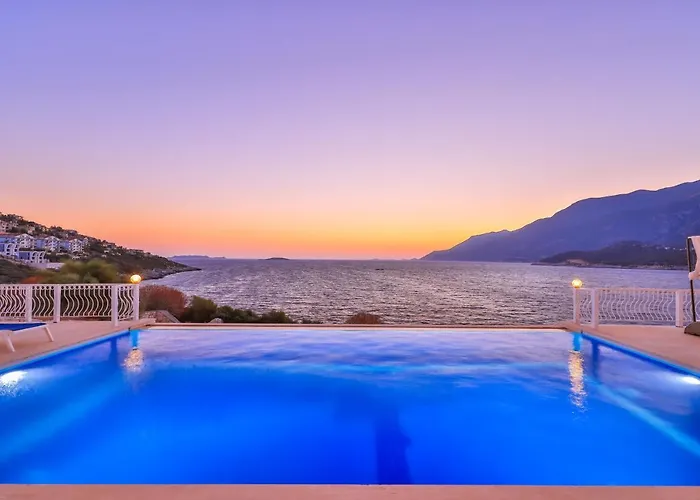 La Kumsal Denize Sifir Ve Oezel Havuzlu 4* Kaş