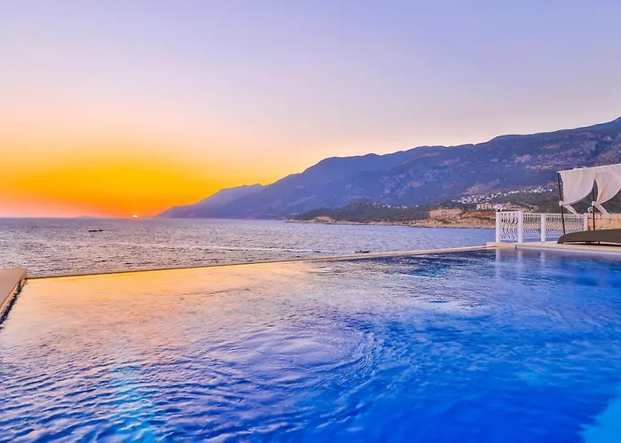 La Kumsal Denize Sifir Ve Oezel Havuzlu 4*