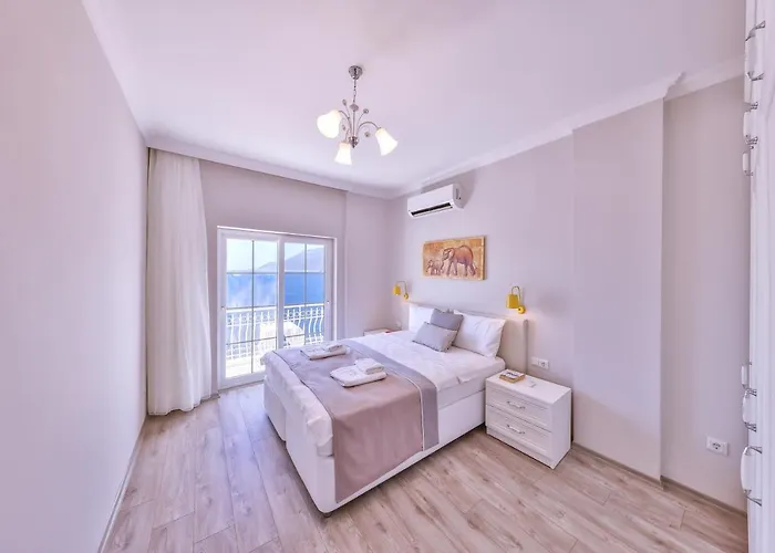 La Kumsal Denize Sifir Ve Oezel Havuzlu Kaş